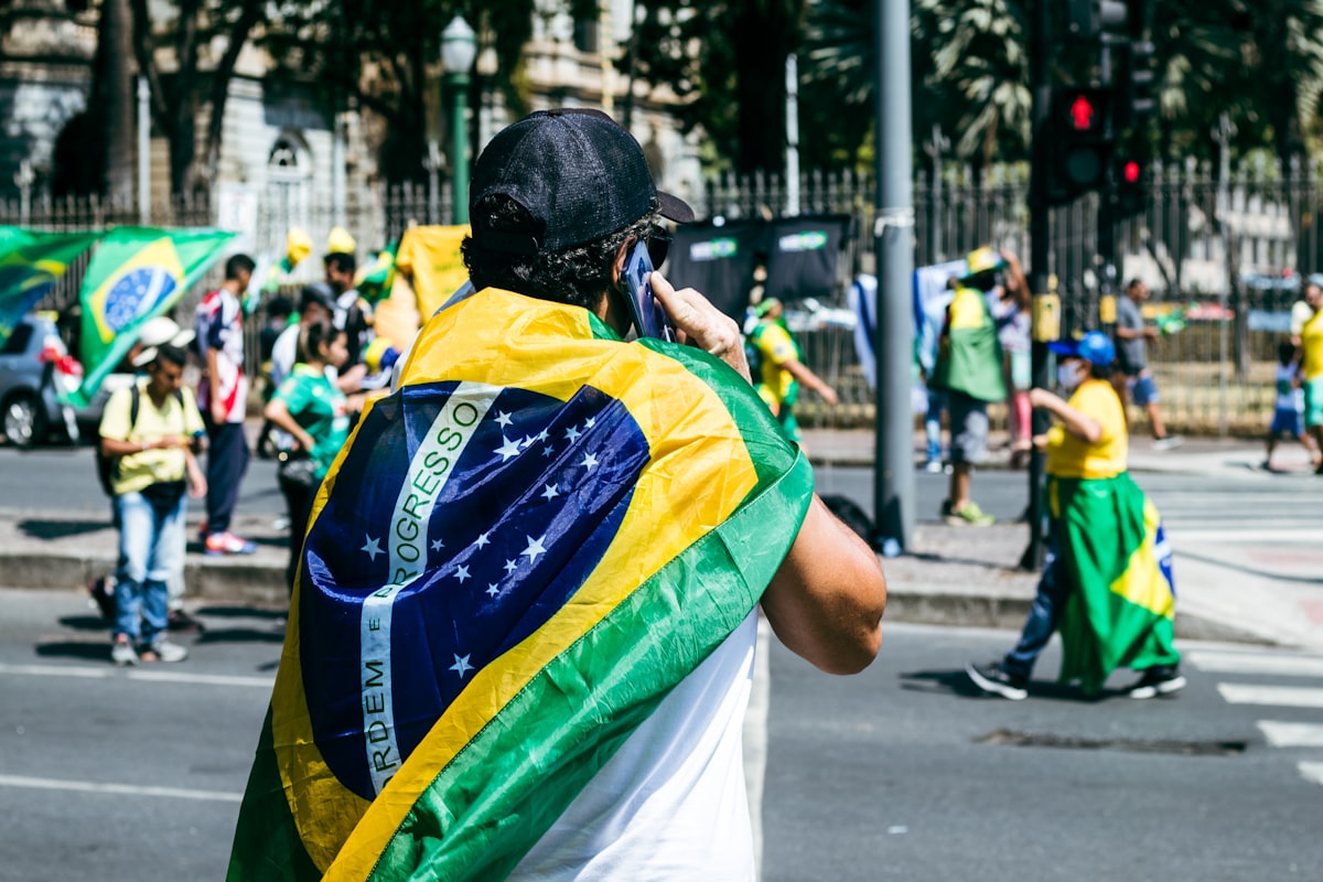 Renan Santos chama Flávio Bolsonaro de ladrão e divide a direita